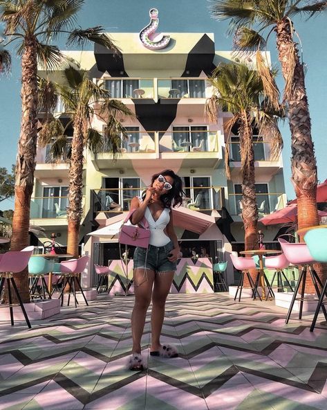 Wikiwoo Hotel Ibiza #hotel #ibiza #instagram #Instagrammable #pink #asian #party #travel #travelblogger #blog #wikiwoo Pool Snacks, Open Plan Bathrooms, Art Deco Style Interior, Ibiza Sunset, Asian Party, Egyptian Cotton Bedding, Bars And Clubs, Feather Pillows, Pool Bar