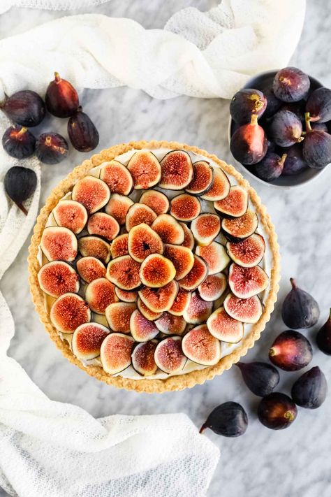 Creamy Fig and Honey Mascarpone Tart is a beautiful summer fruit tart with creamy lemon mascarpone filling and sweet sliced figs glazed in honey. This approachable recipe requires a handful of fresh ingredients and can be made in under an hour. Summer Fruit Tart, Honey Mascarpone, Fig And Honey, Fig Dessert, Mascarpone Tart, Roti Panggang, Lemon Mascarpone, Fig Season, Mascarpone Recipes