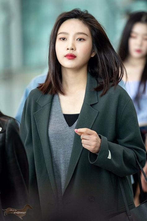 Joy red velvet Middle Hair, Korean Short Hair, Medium Length Hairstyles, Kpop Hair, Asian Short Hair, Park Sooyoung, Shot Hair Styles, Red Velvet Joy, Natural Hair Styles Easy