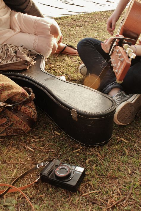 #NWvintage I'm With The Band, Foto Poses, Ukelele, Music Aesthetic, Music Photography, 인물 사진, Instagram Inspiration, Two People, Playing Guitar