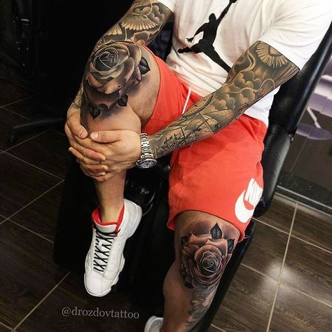 Fantastic black and grey realism rose tattoos on knees by @drozdovtattoo. Money Rose Tattoo, Mangas Tattoo, V Tattoo, Rose Tattoo Sleeve, Full Leg Tattoos, Rose Tattoos For Men, Omerta Tattoo, Leg Tattoo Men, Rose Tattoo Design