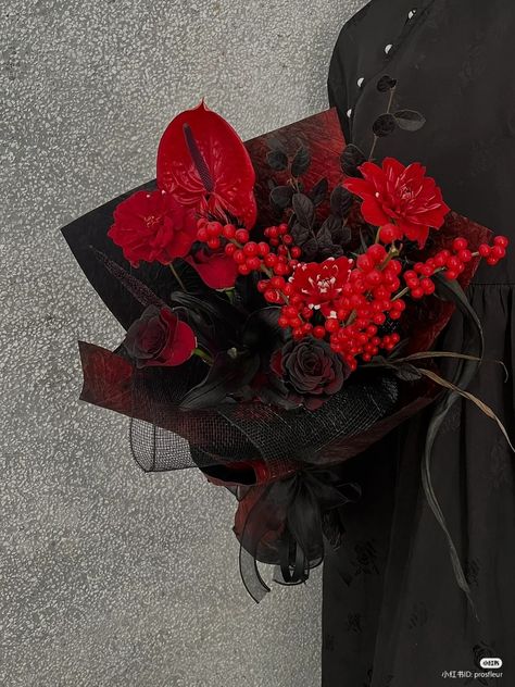 Dark Red And Black Bouquet, Black Red Bouquet, Red And Black Flower Arrangements, Goth Flower Bouquet, Red And Black Bouquets, Dark Red Bouquet, Black Bouquet, Luxury Flower Bouquets, Red Bouquet