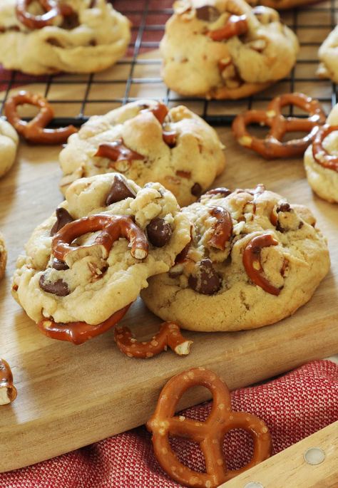 The perfect sweet and salty cookie recipe. These chocolate chip pretzel cookies are not only delicious but they will having you reaching for another. Extreme Cookies, Pretzel Chocolate Chip Cookies, Caramel Pretzel Cookies, Peanut Butter Pretzel Cookies, Recipe Desert, Pretzel Chocolate, Pretzels Chocolate, Salted Caramel Pretzels, Butter Pretzels