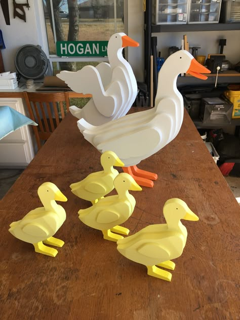 Wooden Duck Decor, Wood Animals Diy, Wooden Ducks, Styrofoam Art, Wood Yard Art, Wood Craft Patterns, Wooden Duck, Intarsia Woodworking, Diy Wooden Projects