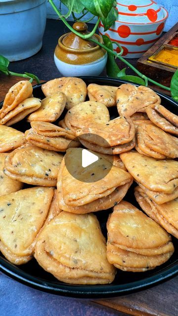 Mathri Recipe Indian Snacks, Maida Recipes Snacks, Nimki Recipe, Mathri Recipe, Holi Recipes, Diwali Snacks, Veg Snacks, Puri Recipes, Diwali Food