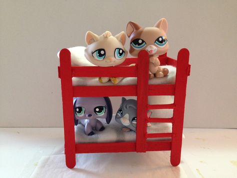 how to make LPS bunk bed Diy Lps House, Lps Crafts Diy, Diy Lps Accessories, Lps Accessories Diy, Lps Furniture, Lps House, Lps Diy Accessories, Lps Houses, Lps Crafts