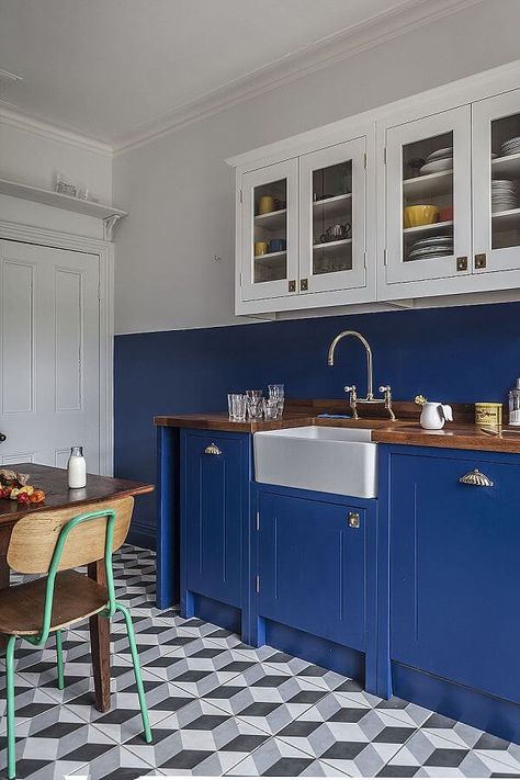 03 Brilliant Blue & Bright Red British Standard Kitchen, Kitchen Cabinet Trends, Dining Room French, Серая Кухня, Kitchen Design Color, Blue Kitchen Cabinets, London Kitchen, Kitchen Dinning Room, Grey Kitchen Cabinets