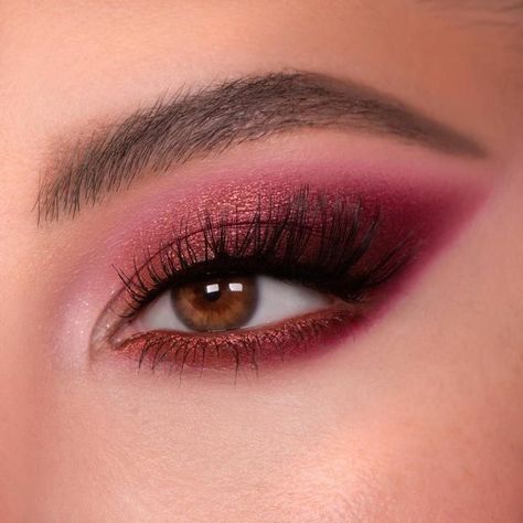 Red Eye Makeup Wedding, Make Up For Quinceanera Red, Red And Pink Eye Makeup, Simple Red Eyeshadow Looks, Red Eyeshadow Aesthetic, Maroon Eyeshadow Looks, Dance Show Makeup, Red Eye Shadow Looks, Red Prom Makeup