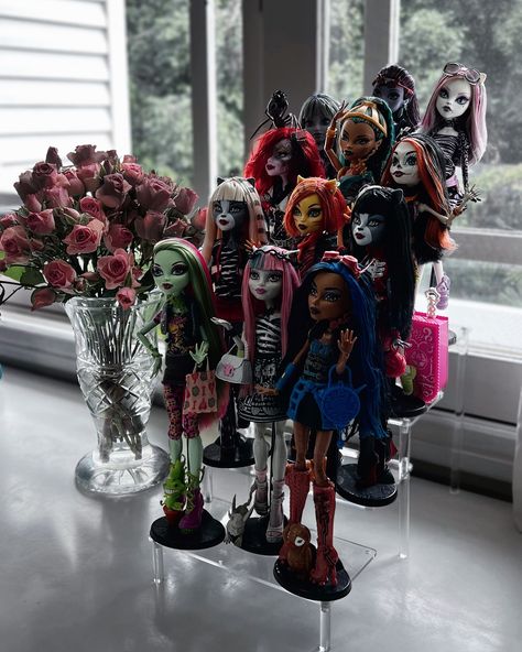 new monster high display (¬ ´ཀ` )¬ @monsterhigh - acrylic display- @sheinofficial item id 27880202 (coupon vicbicaQ3) - - - #monsterhigh #monsterhighdolls #monsterhighdoll #dolls #dollstagram #dollcollector #monsterhighcollection #dollcollection #monsterhighcollector #monsterhighg3 #mhdoll #instadoll @sheinbrasil #sheinhome #SHEINappliances #saveinstyle #SHEIN #ad #loveshein Monster High Display, Monster High Collection Display, Monster High Collection, New Monster High, Doll Shelf Display Monster High, Monster High Toys, Doll Collection Display Monster High, Monster High House, 3d Monster