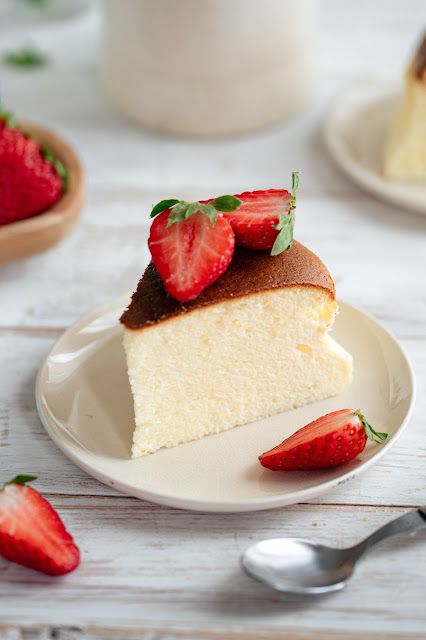 Cheesecake japonais léger comme un nuage Desserts Japonais, Cheesecake Cake, Chic Chic, Food Dishes, Mousse, Cheesecake, Parfait, Dessert, Cheese