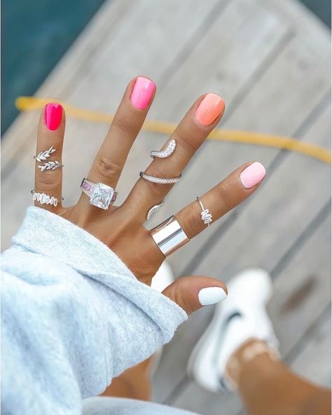 ➰yellow dιaмond Each Mail Different Color, Spring Nail Inspiration Simple, Simple Beach Nails Gel, Tri Color Nails, Simple Painted Nails, Alternating Nail Color, Belize Nails, Short Multicolor Nails, Multi Shade Nails