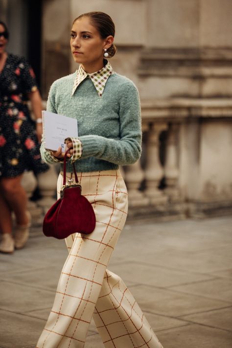 Casual Low Bun, Coat Wardrobe, Chanel Street Style, The Sartorialist, London Fashion Weeks, Street Style Fall Outfits, Iris Van Herpen, London Outfit, 2020 Fashion Trends