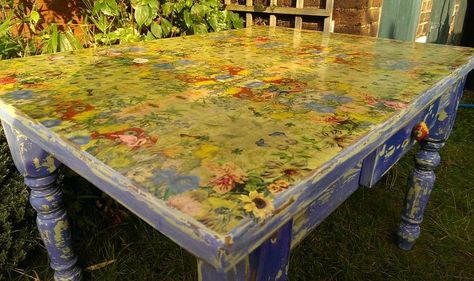 Decoupage an old tabletop with paper flowered napkins! It's like having a garden on your table! Repinned from Hometalk. Diy Decoupage Furniture, Decoupage Table, Upcycle Storage, Chalk Paint Makeover, Restoration Hardware Inspired, Diy Napkins, Napkin Decoupage, Decoupage Diy, Decoupage Furniture