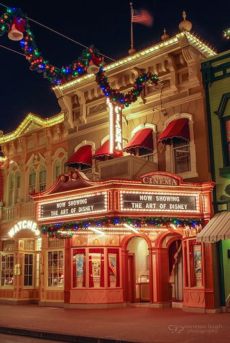 Cinema Building, Disney World Christmas, Main Street Usa, Vintage Disneyland, 카드 디자인, Christmas Town, Disney Magic Kingdom, Disneyland Trip, Disney Theme