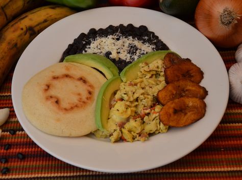 "Desayuno Venezolano" - Perico, which is a scramble of eggs and minced veggies; black beans, avocadoes, and plantains. Aripo's - Venezuelan Arepa House (118 N Marion, Oak Park) serves brunch on Sunday 10:30am to 5pm. South American Food, Colombian Breakfast, Fusion Recipes, Venezuelan Food, American Breakfast, Colombian Food, Traditional Dishes, Island Food, Pregnancy Food