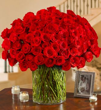 100 Premium Red Roses in a Vase #valentine #gift #Houston 100 Red Roses, 100 Roses, Rose Vase, Rose Arrangements, Deco Floral, Love Rose, Arte Floral, Flower Delivery, Hand Designs