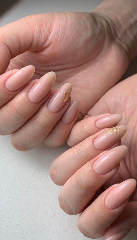 trendy fall nails, fall nails 2022, autumn nails ideas, autumn nails Uñas Delicadas Y Sencillas, Chic Wedding Nails, Nails 2022 Autumn, Nude Wedding Nails, Nude Gold Nails, Autumn Nails Ideas, Nails Ideas Autumn, Fall Nails 2022, Trendy Fall Nails