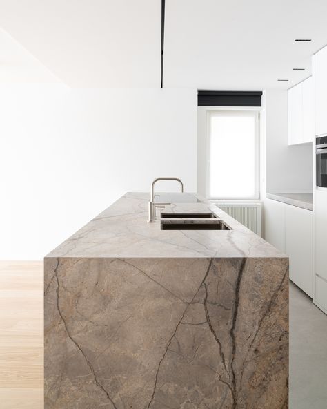 Silver Roots Marble Kitchen, Brown Stone Kitchen, Brown Marble Kitchen, Kitchen Block, Stone Kitchen Island, Marble Benchtop, Marble Island, Marble Furniture, Beige Kitchen