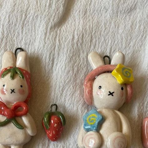 Baby ceramic ꩜ 𖣘 on Instagram: "On sale soon! ⚠️🚨 I forgot to share these too, I have so many designs in my mind that I can't wait to bring them all to life.🌟🤭🎀 . . #hellokitty #handmadeceramics #ceramic #art #pottery #handmadewithlove #hellokittycore #hellokittylover #bunny #ceramics #ceramicsculpture #sculpture #artsculpture #sanrio" Cute Clay Sculptures, Bunny Pottery, Arcilla Ideas, Bunny Sculpture, Clay Bunny, Bunny Ceramic, Ceramic Bunny, Kids Pottery, Bunny Decor