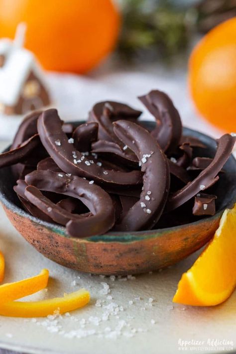 Wondering what uses for orange peels you can put to use? This list includes everything from using in the kitchen to the garden! Waffle Photography, Upcycled Food, Chocolate Covered Orange, Citrus Christmas, Orange Peel Recipe, Orange Desert, Lemon Peels, Earth Month, Chocolate Covered Fruit