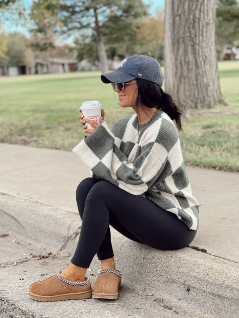 Winter Mom Aesthetic, Casual Outfit Cold Weather, Casual Yet Stylish Outfits, Christmas Outfit Ideas For Women Comfy, Casual Winter Outfits Petite, Women’s Outdoor Outfits, Athletic Mom Outfits Casual, Womens Headband Hairstyles, Cozy Put Together Outfits