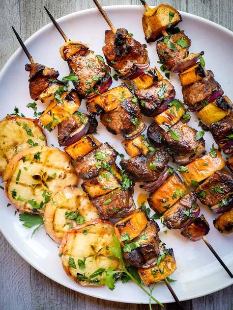 Grilled Apple and Pork Kabobs Pork Kabobs, Grilled Kabob Recipes, Grilling Kabobs, Kabob Skewers, Grilled Steak Recipes, Kabob Recipes, Whole30 Recipes, Summer Dishes, Bbq Pork