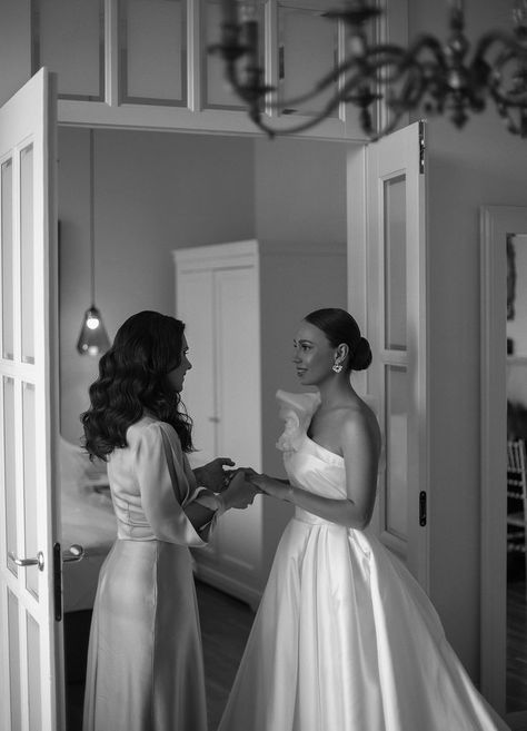 Maid Of Honour Wedding Photos, Bride And Mum Photos, Wedding Picture Getting Ready, Wedding Photography Getting Ready The Bride, Bride And Bridesmaid Pictures Individual, Bride Posing Ideas, Maid Of Honour And Bride Photos, Bride Photoshoot Poses Photo Ideas, Wedding Picture Ideas Getting Ready