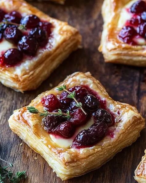 Cranberry Brie Puff Pastry Bites - Miarecipes Brie Cranberry Appetizer, Brie Bites Puff Pastry, Cranberry Brie Puff Pastry, Cranberry Appetizer, Puff Pastry Bites, Cranberry Bites, Puff Pastry Recipes Dessert, Pastry Bites, Brie Cranberry