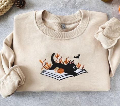 Chat Halloween, Halloween Crewneck, Cat Sweater, Gift For Cat Lover, Fall Clothing, Halloween Hoodie, Embroidered Crewneck, Comfy Sweatshirt, Embroidered Sweater