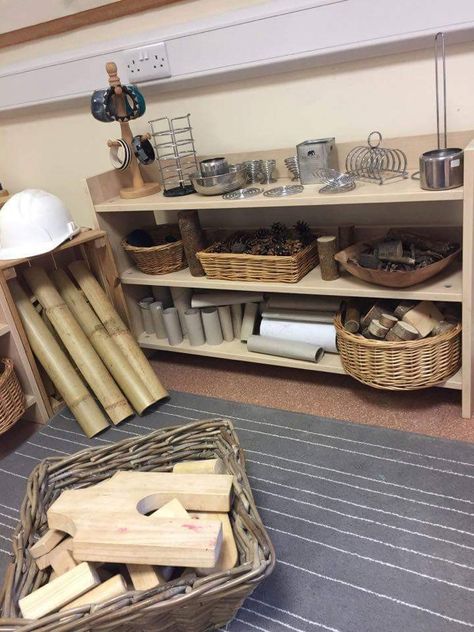 Natural Construction Area Eyfs, Construction Area Early Years, Construction Eyfs, Oshc Activities, Outdoor Eyfs, Nursery Room Ideas Childcare, Eyfs Environment, Curiosity Approach Eyfs, Eyfs Outdoor Area