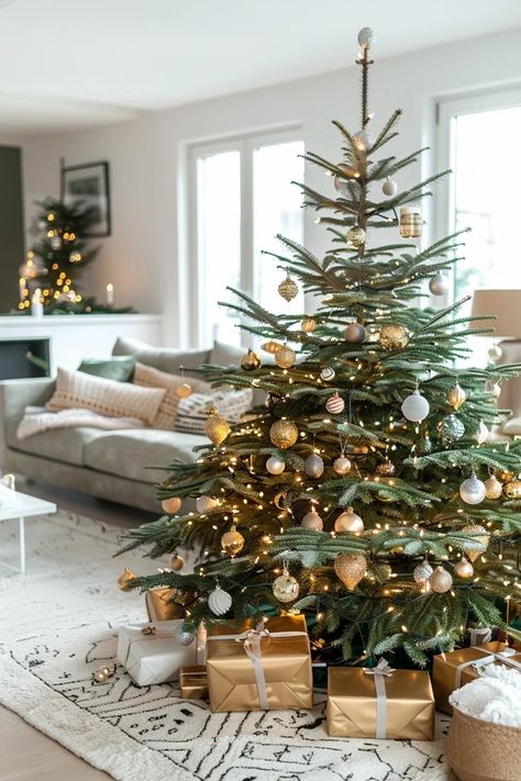 Nordic Christmas Tree: Elegant Holiday Decor Ideas Nordic Christmas Tree Decorations, Real Christmas Tree Ideas, Naked Christmas Tree, Christmas Tree Elegant, Nordic Christmas Tree, Minimal Christmas Tree, Scandinavian Christmas Tree, Scandinavian Holiday Decor, Scandinavian Holiday