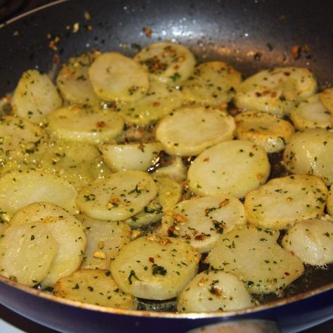 sauteed patatoes with butter,parsley nd garlic Potatoes For Breakfast, Sauteed Potatoes, Classic French Dishes, Garlic Potatoes, French Dishes, Cooking 101, Breakfast Potatoes, Global Recipes, Easy Dishes