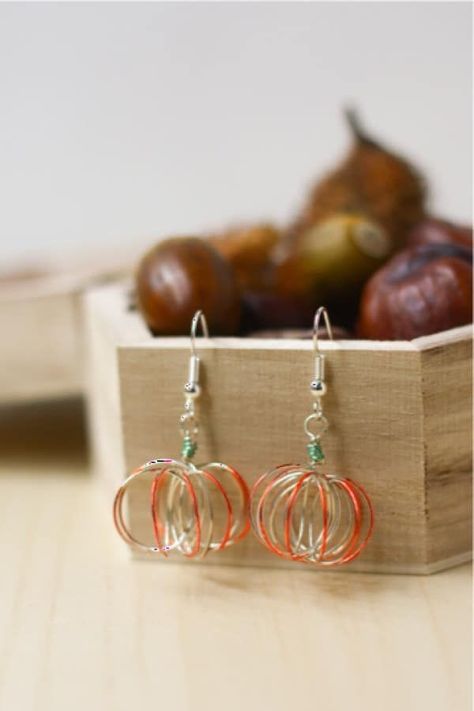 If you want to make your own jewelry at home and need some step by step tutorial ideas, check out these super creative DIY earrings for inspiration to get started! Halloween Diy Tutorials, Halloween Earrings Diy, Dyi Earrings, Wire Pumpkin, Diy Earrings Tutorial, Halloween Jewelry Diy, Yellow Gold Diamond Earrings, Pumpkin Earrings, Earrings Diy