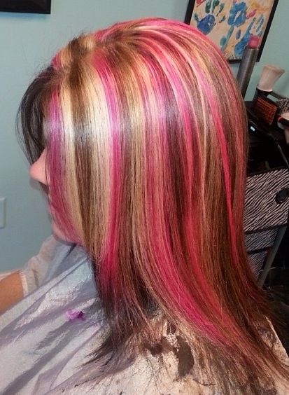 Colorful Highlights Brown Hair, Brown Pink And Blonde Hair, Pink Brown And Blonde Hair, Nepolian Hair, Blonde Hair Emo, Neopolitan Hair Highlights, Raspberry Highlights, Hair Chunky Highlights, Neapolitan Hair