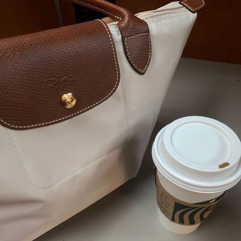 Longchamp and starbucks coffee, summer outfits inspo Motivation School, Laptop Aesthetic, Notes Study, Studying Aesthetic, Uni Bag, Motivation Study, Aesthetic School, Library Aesthetic, Longchamp Bag