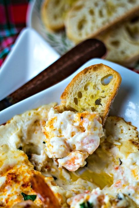 Dinner Party Appetizer, Cheesy Shrimp, Shrimp Dip Recipes, Toasted Baguette, Shrimp Dip, Shrimp Appetizers, Dip Recipes Easy, Party Appetizer, Pita Chips