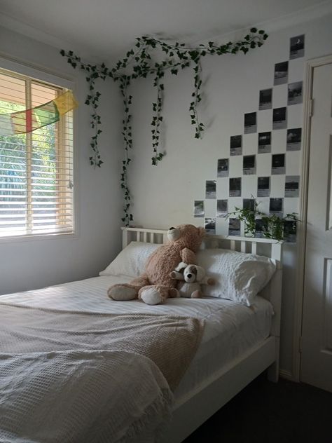 Leafs White Bed Astethic, White Bedroom With Vines, Asthetic Beds For Teens To Buy, Cuartos Aesthetic Verde, Living Room Cozy Modern, White Bed Aestethic, Simple Girls Bedroom, Modern Design Ideas, Small Room Makeover