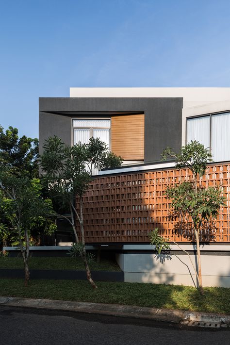 Situated on a corner site, this house has two facades with one additional facade facing the corner. In general, this house provides a variety of spatial experiences that are well interpreted both in the plans and in the built form. Corner Site Elevation, Corner House Facade, Corner House Design Exterior, Corner House Design, Contemporary Architecture House, Ventilation Block, Indonesian House, Tropical Houses Architecture, Indian House Exterior Design