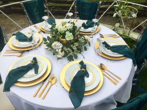 Emerald Green Sunflower Wedding, Emerald And Gold Decor, Green And Gold Table Decorations, Green And Gold Table Setting, Green And Gold Wedding Theme, Wedding Theme Gold, Wedding Reception Simple, Cream Wedding Theme, Green Quinceanera Theme