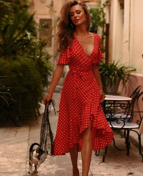 Red Polka Dot Dress, Polka Dots Outfit, Paris Chic, Estilo Chic, Mode Inspo, Red Outfit, Polka Dot Dress, Chic Dress, Dot Dress