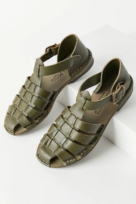 Brown Sandals Outfit, Fisherman Sandals Outfit, Fisherman Sandals Women, Dad Shoe, Shoe Trend, Nike Kicks, Cinderella Shoes, Fisherman Sandals, Sandals Outfit