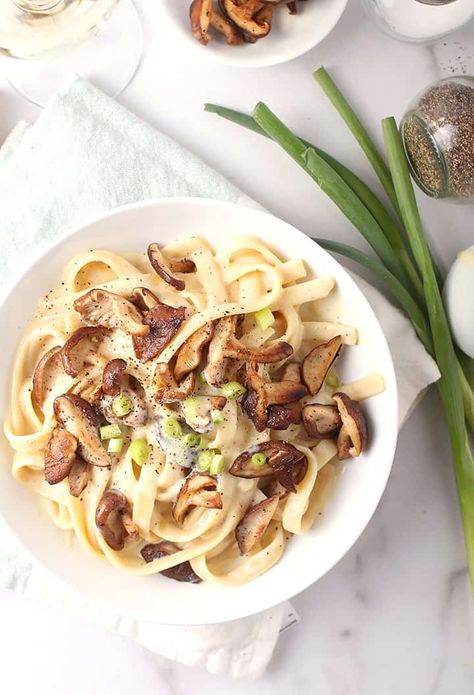 You're going to love this White Wine Vegan Alfredo Pasta. It's a creamy white sauce mixed with Fettucine pasta for a delicious and easy weeknight meal. Vegan Alfredo Pasta, Dr Gregor, Creamy White Sauce, Vegan Alfredo, Clean Eating Vegan, Vegan Slow Cooker, Vegan Pasta Recipes, Shiitake Mushrooms, Vegan Parmesan