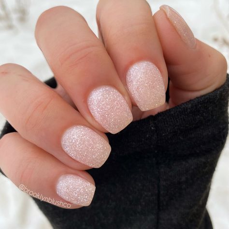 Light Color Nails With Glitter, Short Glitter Nails Sparkle, Short Nails Ideas Natural Color, Light Pink Sparkle Dip Powder Nails, Light Pink Nails Silver Glitter, Light Pink And Glitter Acrylic Nails, Short Acrylic Nails Designs Sparkle, Neutral Sparkle Dip Nails, Neutral Glitter Dip Nails