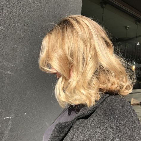 ━ 𝐡𝐚𝐳𝐞𝐥 ☻ Short Angled Bobs, Angled Bob Haircuts, Hair Dyes, Hair Idea, Hair Aesthetic, Short Blonde, Short Blonde Hair, Cut My Hair, Hair Envy