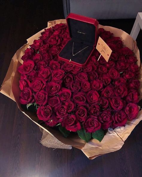 @b6a_bukhari 🌹🌹🌹 . . . #surprise #gift #luxurygifts #roses #redroses #love #inspiration #cartier Roses Bouquet Gift, Rosen Box, Luxury Flower Bouquets, Money Bouquet, Romantic Surprise, Boquette Flowers, Flowers Bouquet Gift, Flower Therapy, Valentines Gifts For Boyfriend