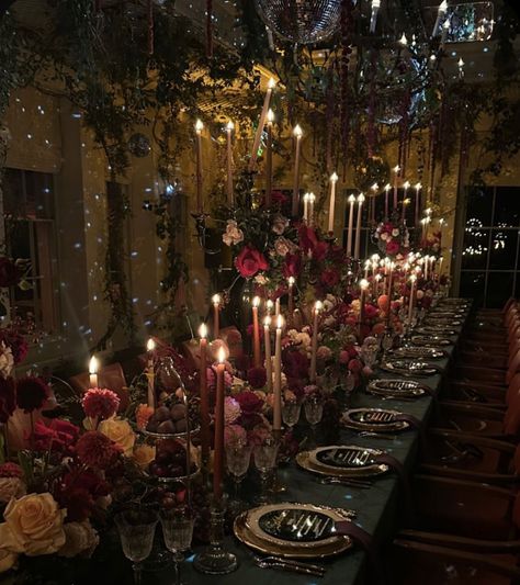 Mysterious Wedding Theme, Romantic Wedding Dinner Table, Gothic Halloween Wedding Decorations, Moody Romantic Wedding Reception, Maximalist Wedding Ceremony, Dark Romantic Table Setting, Reception Plate Decoration, Gothic Moody Wedding, Dark Vibe Wedding