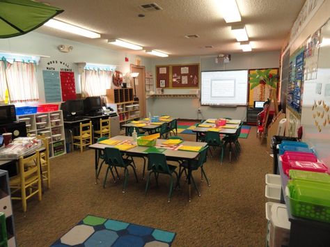 Small classroom ideas... We are not always blessed in the perfect large classroom so we have to do what works Small Classroom Ideas, Small Space Homeschool, Kindergarten Classroom Layout, Space Homeschool, Small Classroom, Portable Classroom, Classroom Seating Arrangements, Kindergarten Classroom Setup, Games Website