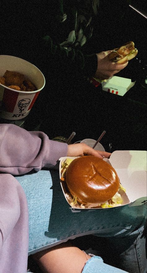 Late night dinner in the car >>>>> #car #date #night #dinner #late #datenight #dateideas #kfc #fastfood Dinner In The Car, Fast Food Date, Late Night Fast Food, Car Date Night, Late Night Date, Car Date, Vision Bored, Late Night Dinner, Car Food