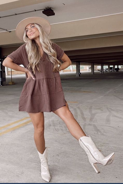 Rodeo Dress Outfit, 27 Year Old Fashion Outfits, Country Concert Dress, Napa Outfit, Vestidos Country, Austin Trip, Hoco 2023, Boutique Photos, Bump Fashion