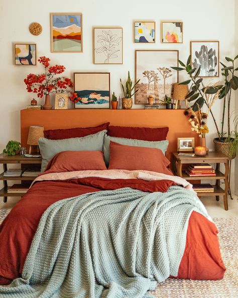 Home Decor Bedroom Modern, Boho Retro Apartment, Desert Boho Bedroom Ideas, Boho Men Living Room, Boho Bedroom White Bedding, Pacific Northwest Style Bedroom, Interior Inspiration 2023, Jewel Tone Minimalist Decor, Boho Apartment Bedroom Ideas